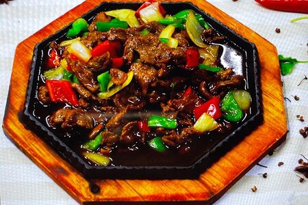 Говядина на шипящей сковороде