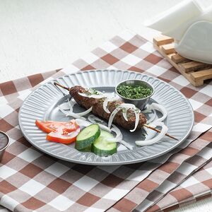 Люля-кебаб с говядиной, луком и зеленью