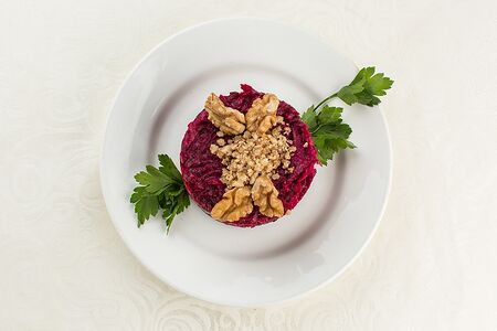 Салат из свеклы с грецким орехом