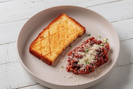 Тартар из говядины с пармезаном 