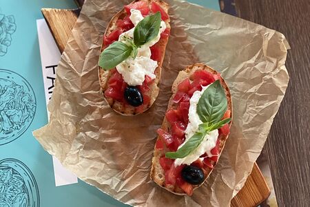 Брускетта с томатами и страчателлой