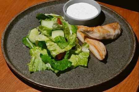 Куриная грудка с овощным салатом