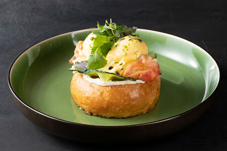 Яйца бенедикт с беконом