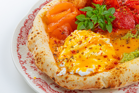 Лепешка, яйцо пашот, авокадо, лосось