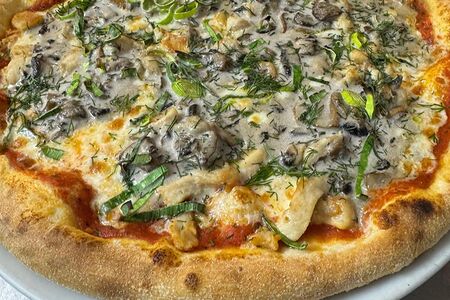 Пицца с куриной грудкой и грибным соусом