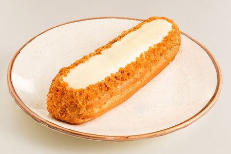 Эклер с карамельным кремом