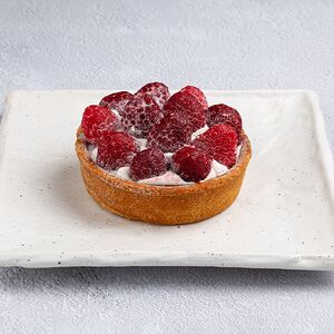 Песочная корзиночка с малиной и заварным кремом