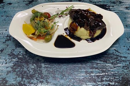 Говяжьи щёки томлённые в вине с картофельным пюре