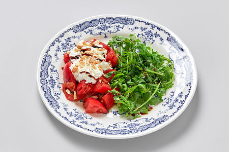 Салат с томатами и страчателлой