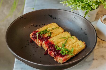 Жареная моцарелла с брусничным соусом