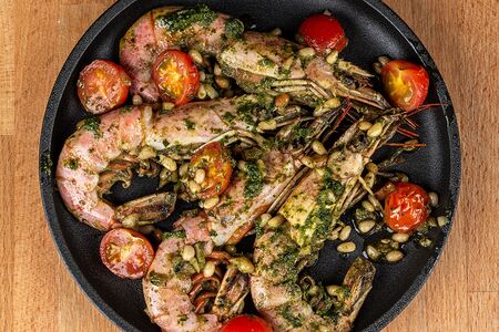 Жареные лангустины в соусе песто с кедровым орехом