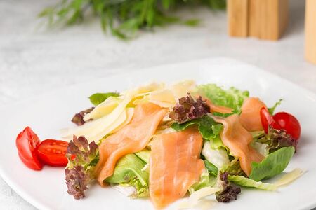 Салат Цезарь с лососем