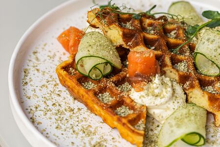 Вафли с пармезаном и лососем