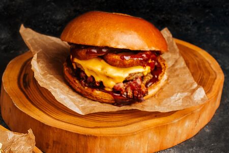 Бургер с двойной говяжьей котлетой