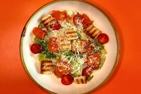 Салат Цезарь с семгой