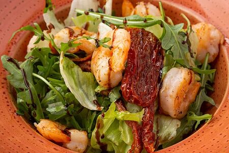 Микс-салат с вялеными томатами, сыром и креветками
