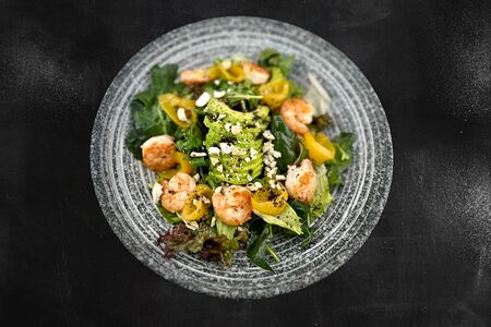 Салат с креветками и персиком