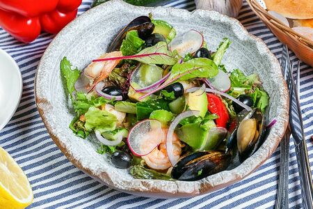 Салат с морепродуктами