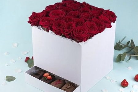 Шкатулка с Красными розами 25 шт и десертом