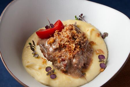 Телячьи щечки с картофельным кремом