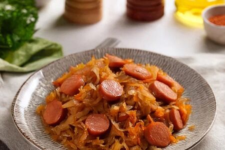 Капуста тушёная с сосисками