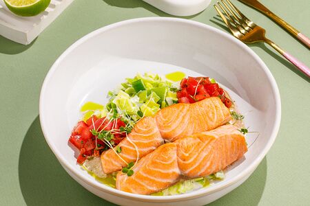 Лосось с луком-пореем и томатной сальсой