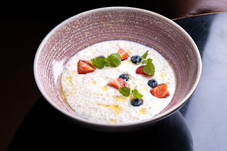 Овсяная каша на воде с ягодами