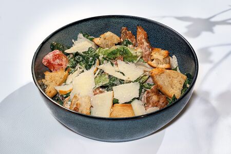 Цезарь по-грузински с цыплёнком и копчёным сулугуни