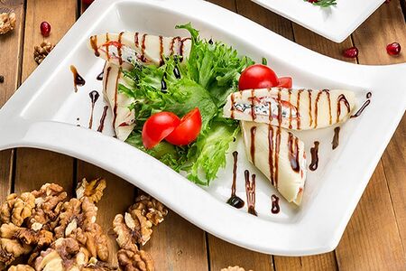 Рулетики из сулугуни и томатов