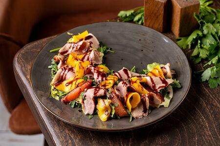 Салат с утиной грудкой