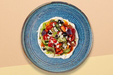 Овощной салат с оливками и сыром