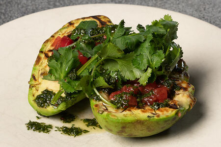 Авокадо на гриле с томатной сальсой