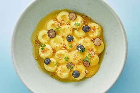 Творожные ньокки с манго соусом и свежей ягодой