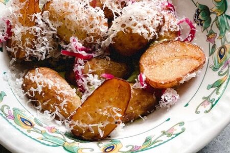 Жаренный мини-картофель с соусом из лука-сибулета