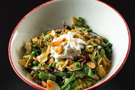 Салат с зелеными овощами, страчателлой и миндалем