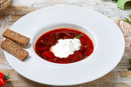 Борщ с мясом, сметаной и чесночными гренками