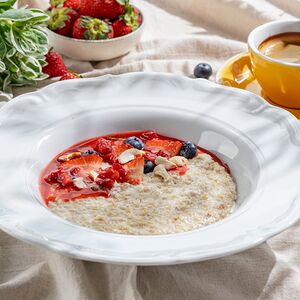 Овсяная каша с ягодами и клубничным конфи
