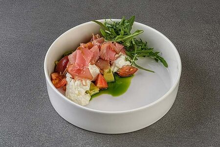 Салат с подкопченным тунцом и страчателлой