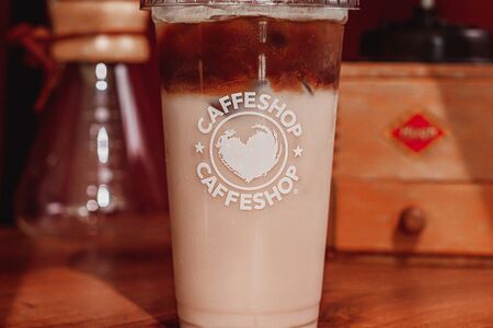 Айс латте с миндалем и смородиной