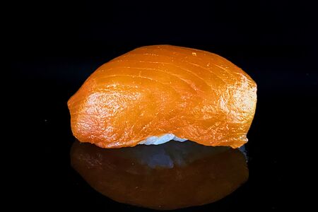 Суши с лососем