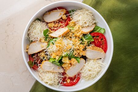 Салат с куриной грудкой и томатами