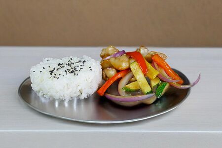 Рис, жаренный с овощами и цыплёнком 