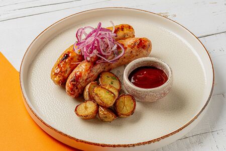 Фермерские свиные колбаски с печеным картофелем