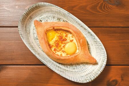 Хачапури по-аджарски с сыром сулугуни