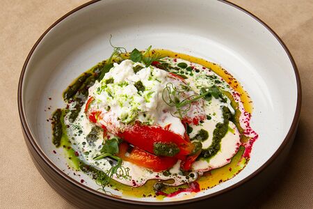 Страчателла на запеченной паприке с соусом песто