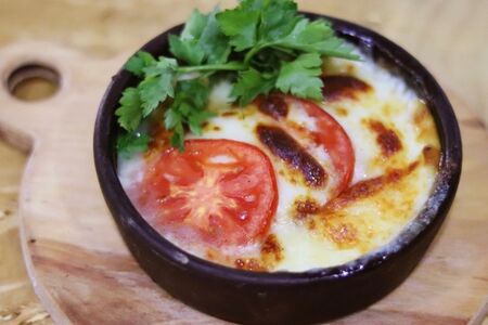 Сулугуни, запеченный с помидорами