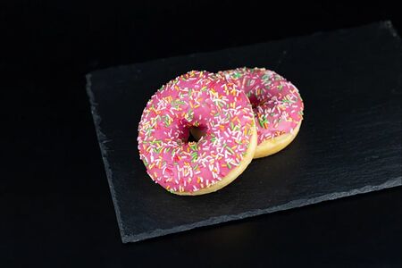 Донат с клубничной начинкой