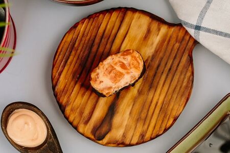 Спайси сяке гункан