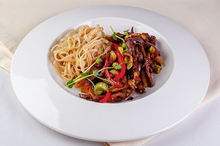 Острая телятина с овощами и пастой