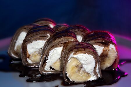 Сладкий ролл с шоколадным блинчиком и творожной пастой